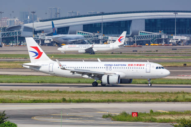 china eastern airlines airbus a320neo samolot guangzhou baiyun lotnisko w chinach - china eastern airlines zdjęcia i obrazy z banku zdjęć