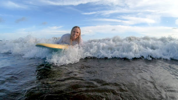 아침에 흰물을 통해 여자 부기 탑승의 보기 - bodysurfing 뉴스 사진 이미지