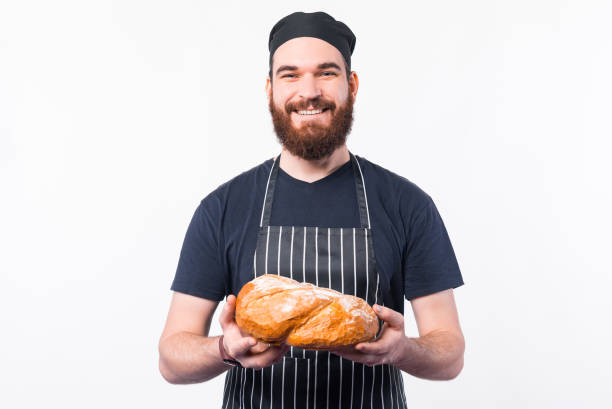 パンを持ち、カメラを見ているひげを生やしたシェフの写真 - home made bread ストックフォトと画像