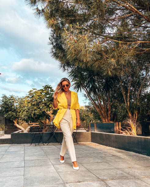 portugalska kobieta mody spaceru w żółtym żakiet i wysokie obcasy fotografii - enjoyment tranquil scene concepts clothing zdjęcia i obrazy z banku zdjęć