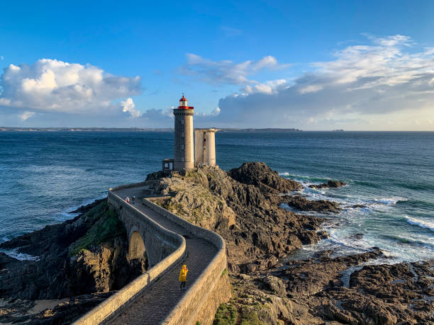 die ölhaut, die den leuchtturm von petit minou entdeckt - lighthouse reef stock-fotos und bilder