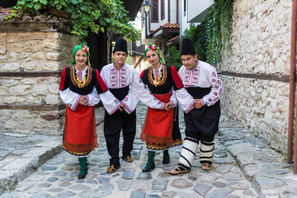 adolescents rectifiés dans des costumes folkloriques bulgares - traditional dancing photos et images de collection