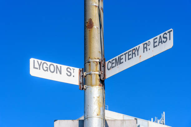 ржавый уличный знак в мельбурне, австралия - melbourne cityscape clear sky day стоковые фото и изображения