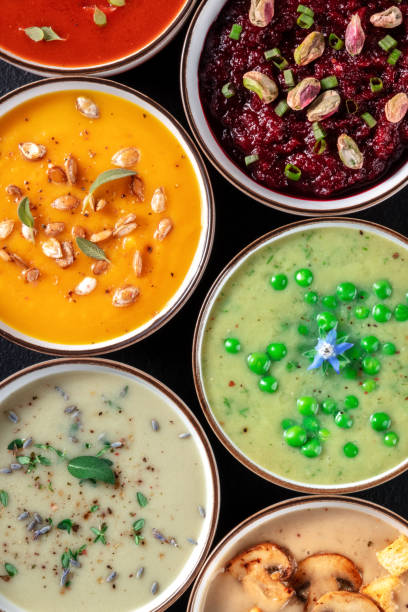 веганский ассортимент кремовых супов. различные овощные супы, снятые сверху - vegan pea soup стоковые фото и изображения