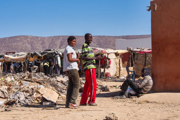 adolescenti namibiani per strada, visti a opuwo, capitale della regione di kunene in namibia - student outdoors clothing southern africa foto e immagini stock