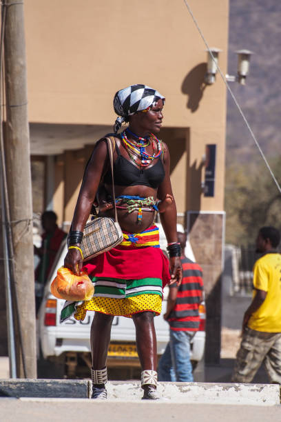 donna namibiana per strada, vista a opuwo, capitale della regione di kunene in namibia - africa south africa child african culture foto e immagini stock