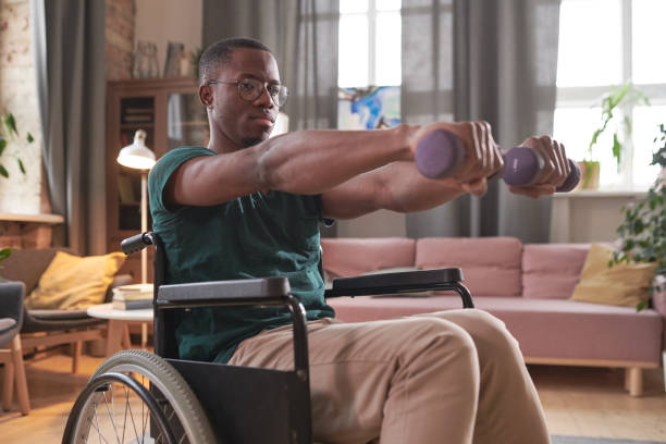 homme handicapé exerçant avec des haltères - sports en fauteuil roulant photos et images de collection