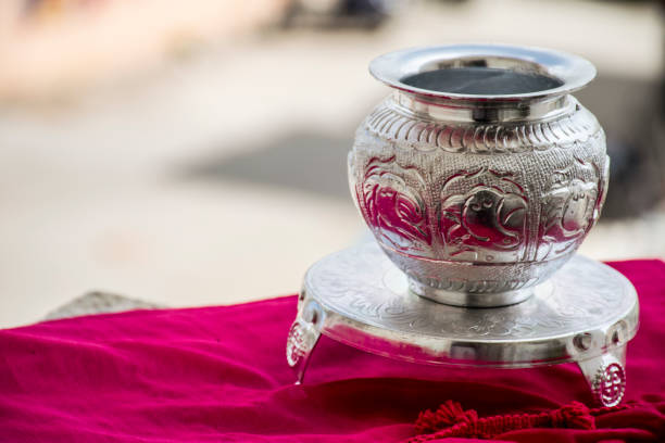 beau pot en argent sculpté ou kalash et stand utilisé dans les rituels hindous, sur fond flou. - hinduism goddess ceremony india photos et images de collection