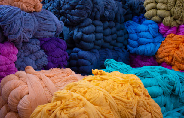 widok wielokolorowych przędz nitkowych stosowanych w przemyśle włókienniczym - textile industry textile wool textile factory zdjęcia i obrazy z banku zdjęć