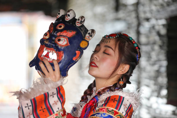 On the stage, dancers in traditional, ethnic costumes danced with dynamic rhythms and smooth movements. Bright red tops matched with white pleated skirts and floral decorations on their heads. The simple background further highlighted the tension of the ethnic dance.