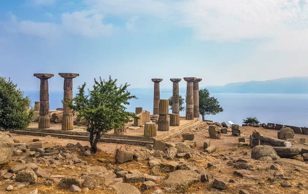 アソス、behramkale、トルコの古代都市の遺跡 - assos ストックフォトと画像