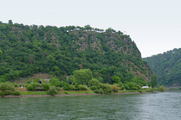 lorelei-felsen - rheinfels stock-fotos und bilder