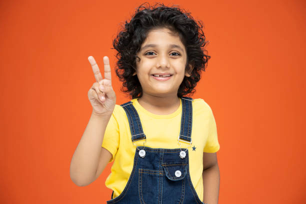 happy child boy - foto de stock - peace sign counting child human finger fotografías e imágenes de stock
