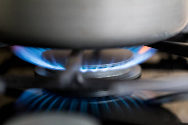 gasherd in der küche mit blauen flammen brennen - house burning color image danger stock-fotos und bilder
