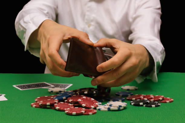 verwüstete spieler mann verlieren eine menge geld spielen poker in casino, spielsucht. scheidung, verlust, ruin, schulden, ludopata konzept - gambling chip gambling internet isolated stock-fotos und bilder