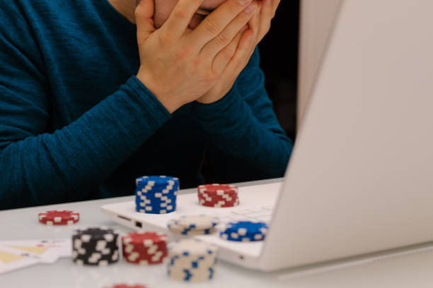 jungen mann spielt mit seinem computer auf glücksspiel-websites. online-casino-poker-roulette. lebensstil. gewinner oder bankrott, indem er millionär wird. - gambling chip gambling internet isolated stock-fotos und bilder