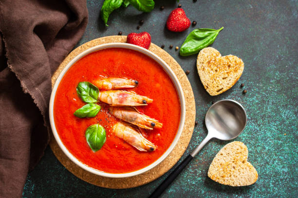 sopa fría tradicional casera de gazpacho. sopa de tomate puré de gazpacho con tomates servido mariscos sobre un fondo de piedra. - 24421 fotografías e imágenes de stock