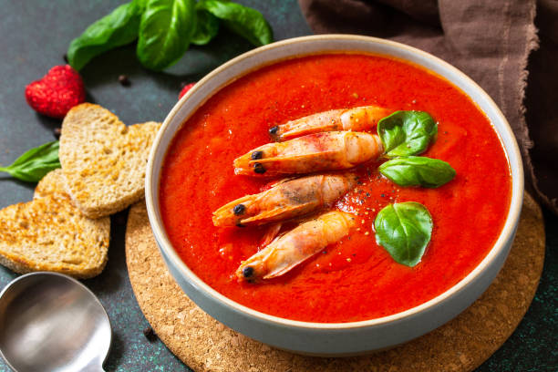 soupe froide traditionnelle au gaspacho maison. la soupe aux tomates purée gaspacho avec des tomates servi fruits de mer sur un fond de pierre. - 24422 photos et images de collection