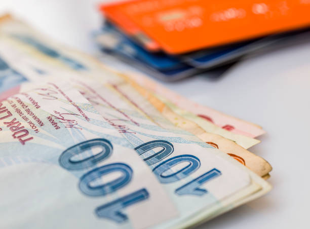 pile de cartes de crédit et billets de banque turcs - credit card photography stack finance photos et images de collection