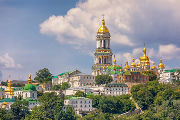 vista su kyiv pechersk lavra, il campanile di great lavra e gli edifici monastici correlati, kiev. ucraina - kyiv orthodox church dome monastery foto e immagini stock