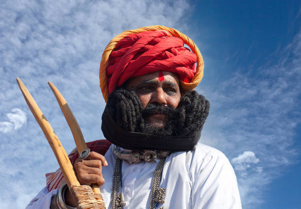 girdhar vyas demuestra sus famosos bigotes. rajasthan, india - number of people traditional culture outdoors audience fotografías e imágenes de stock