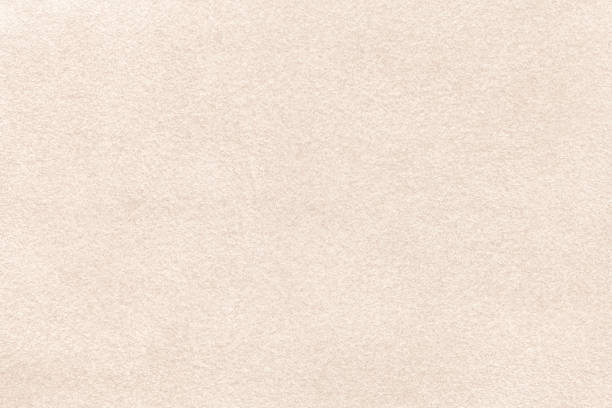 sfondo opaco beige chiaro in tessuto scamosciato, primo piano. velluto texture di tessuto - felt foto e immagini stock