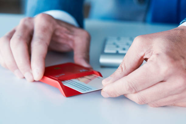 hombre al descubrir una identificación electrónica en un lector - id card fotografías e imágenes de stock