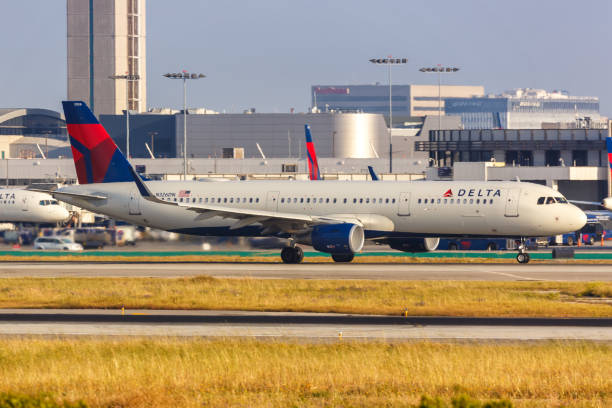 delta air lines airbus a321 flugzeug los angeles international airport in kalifornien - 11822 stock-fotos und bilder