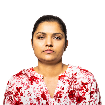Retrato de mujer india con expresión en blanco photo