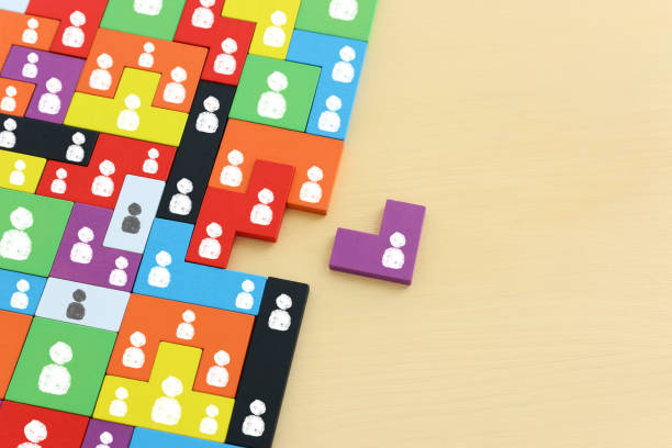 imagen de bloques de rompecabezas tangram con iconos de personas sobre mesa de madera, recursos humanos y concepto de gestión - contratación fotografías e imágenes de stock