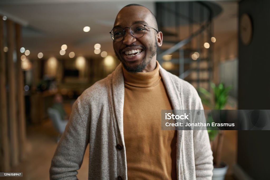 Porträtt av kreativa trendiga svart afrikansk manlig designer skrattar - Royaltyfri Män Bildbanksbilder