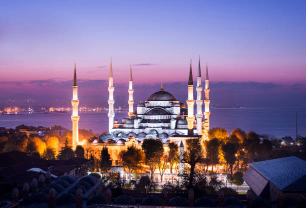 die blaue moschee im stadtteil sultanahmet, istanbul, türkei in der dämmerung. - sultan ahmad moschee stock-fotos und bilder