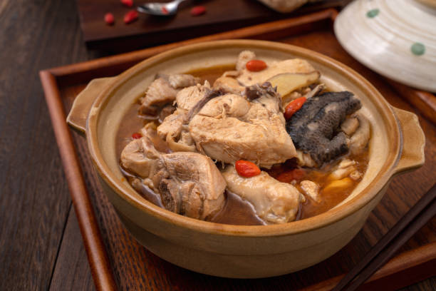 comida taiwanesa - sopa casera de pollo con aceite de sésamo - soup chinese culture herbal medicine chinese medicine fotografías e imágenes de stock