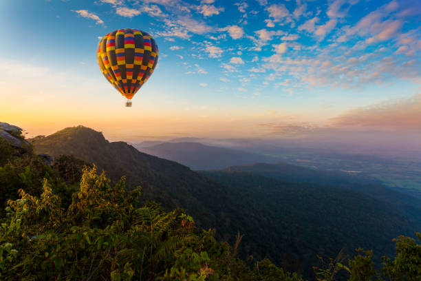 coloridos globos aerostáticos volando sobre la montaña en dot inthanon en chiang mai, tailandia. - hill dusk sunset heat haze fotografías e imágenes de stock