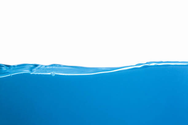 голубая волна воды и пузыри изолированы на белом фоне. голубой поверхности воды с всплеском, волны и пузырьки воздуха для чистой питьевой в� - water divide стоковые фото и изображения
