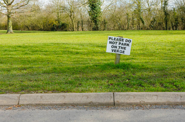 segno: "per favore non parcheggiare sul bordo" - grass shoulder foto e immagini stock