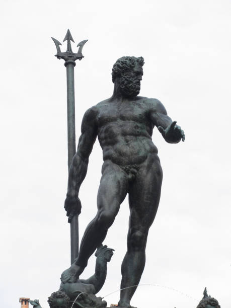 la estatua de neptuno en piazza del nettuno junto a la piazza maggiore aislada sobre fondo blanco. bolonia italia - giambologna fotografías e imágenes de stock