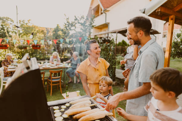 fiesta de barbacoa en nuestro patio trasero - fiesta en el jardín fotografías e imágenes de stock