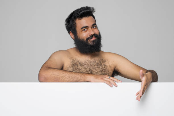 portret uśmiechniętego mężczyzny - chest hair zdjęcia i obrazy z banku zdjęć