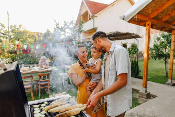 barbecue feest in onze achtertuin - gegrild fotos stockfoto's en -beelden