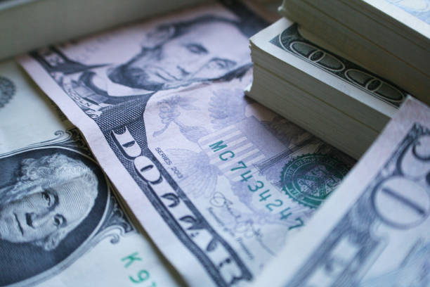 moeda americana em dinheiro fecha alta qualidade - minimum wage - fotografias e filmes do acervo