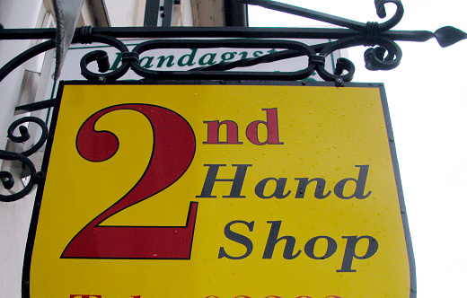 symbol for buying and selling second hand goods in a shop or on a flea market