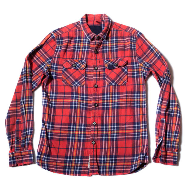 camisa a cuadros roja aislada sobre fondo blanco - lumberjack shirt fotografías e imágenes de stock