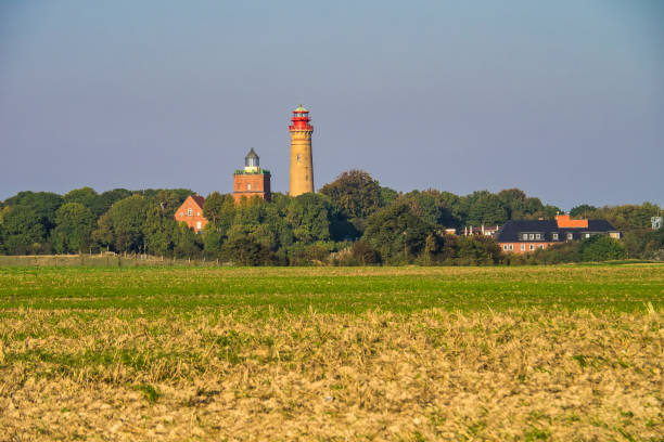 schöne aussicht auf den berühmten leuchtturm kap arkona im sommer, insel rügen, ostsee, deutschland - kap halbinsel stock-fotos und bilder