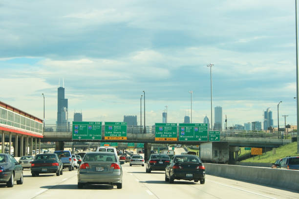 cars stuck in traffic jam on congested highway towards chicago city skyline - traffic jam traffic sports utility vehicle car imagens e fotografias de stock