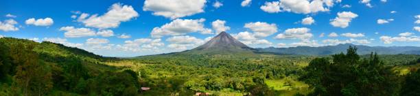 paesaggio panorama immagine dal vulcano arenal vicino alla foresta pluviale, costa rica - crateri foto e immagini stock