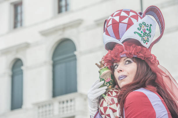 kobieta z żabą na weneckim karnawale - carnival 2013 veneto venice italy people zdjęcia i obrazy z banku zdjęć