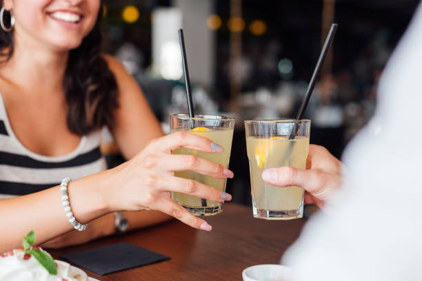 amigos bebiendo limonada en el café - drinking straw drinking juice women fotografías e imágenes de stock