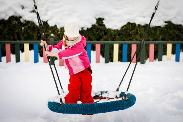 menina brincando na neve - playground snow winter little girls - fotografias e filmes do acervo