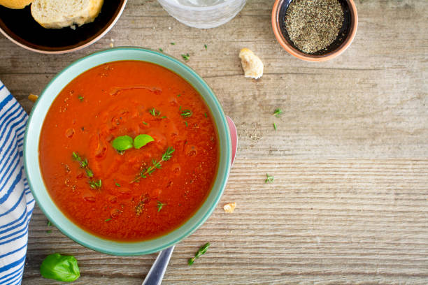 tomaten-basilikum-suppe auf einem rustikalen tisch. - tomato soup red basil table stock-fotos und bilder